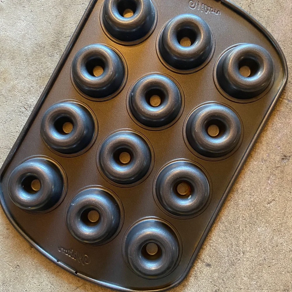 Wilton 12 cavity donut pan